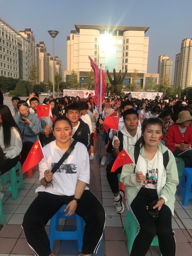 外语学院分团委组织团员青年观看新中国成立70周年阅兵式